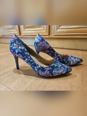 Wendy Williams Floral Tapestry Pointed Toe Pumps - Blue/Purple Jacquard - 7.5 M